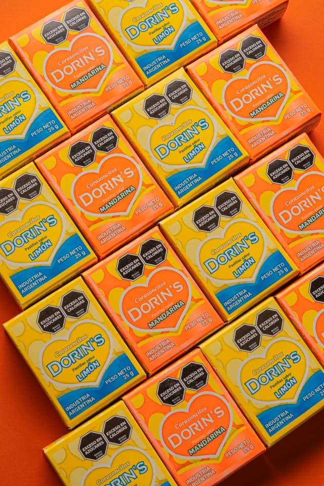 Exhibidor de productos Dorins y Lucky en punto de venta