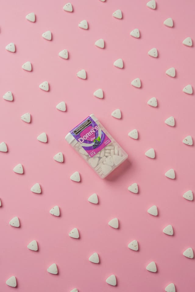 Familia de productos Dorins y Lucky organizados en estantería